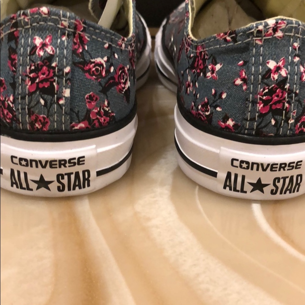 NIB women’s Converse shoes 👟 - Picture 5 of 8
